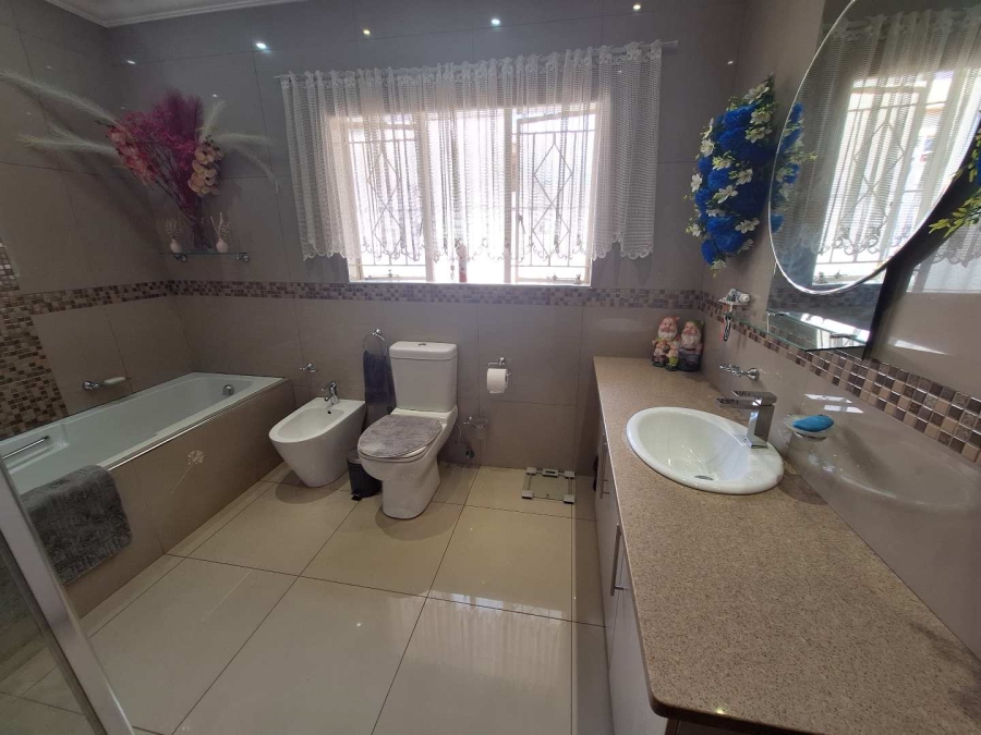 4 Bedroom Property for Sale in Tulisa Park Gauteng