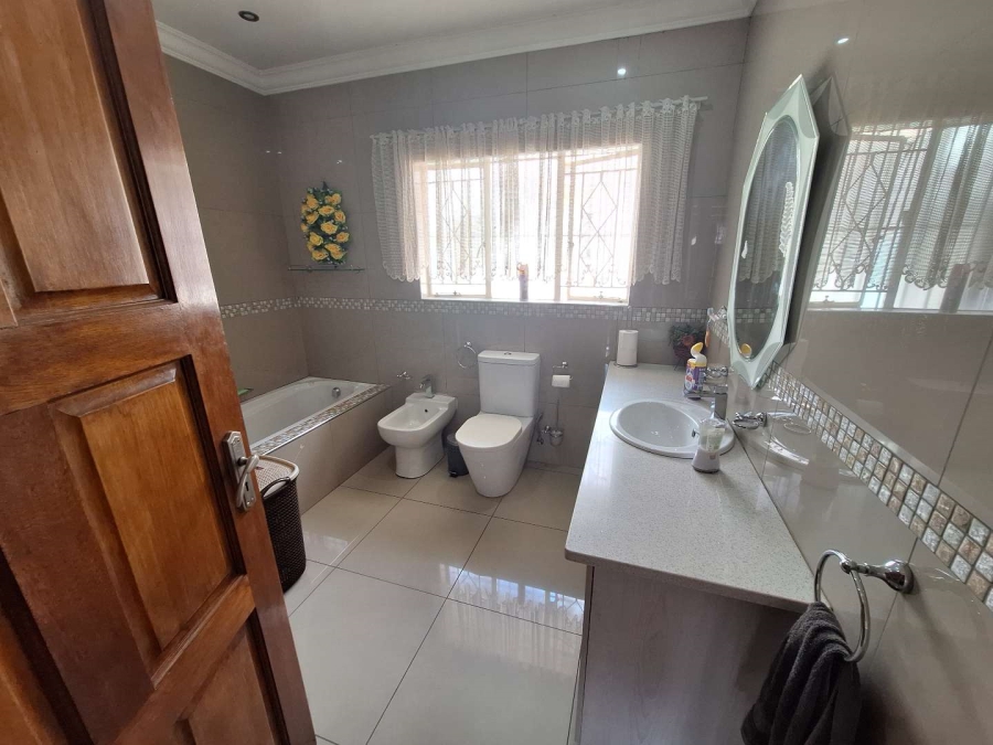 4 Bedroom Property for Sale in Tulisa Park Gauteng