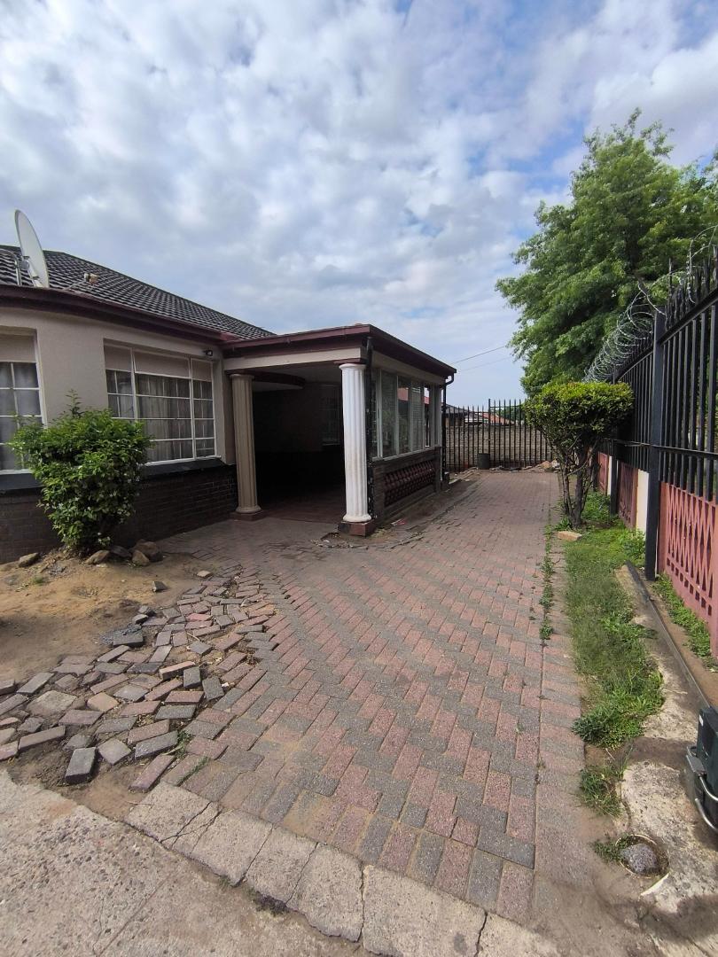 9 Bedroom Property for Sale in The Hill Gauteng