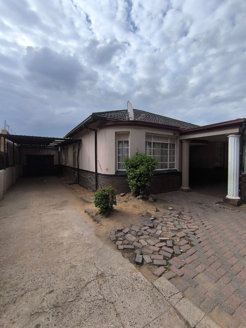 9 Bedroom Property for Sale in The Hill Gauteng