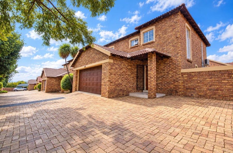 3 Bedroom Property for Sale in Honeydew Grove Gauteng