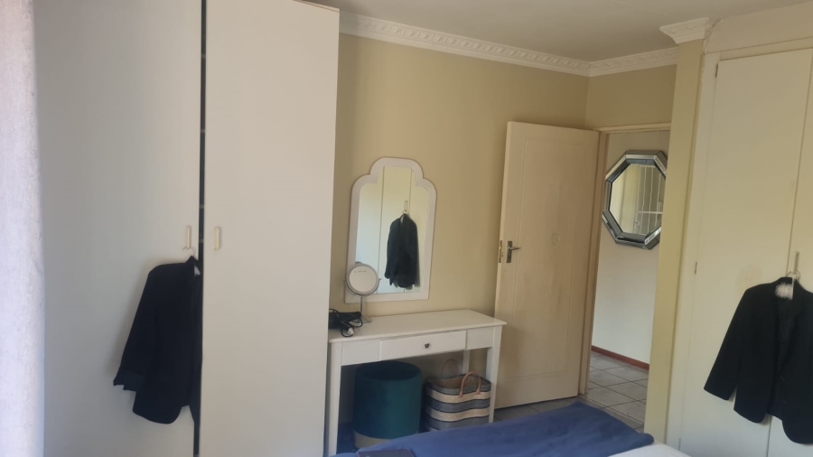 2 Bedroom Property for Sale in Die Hoewes Gauteng