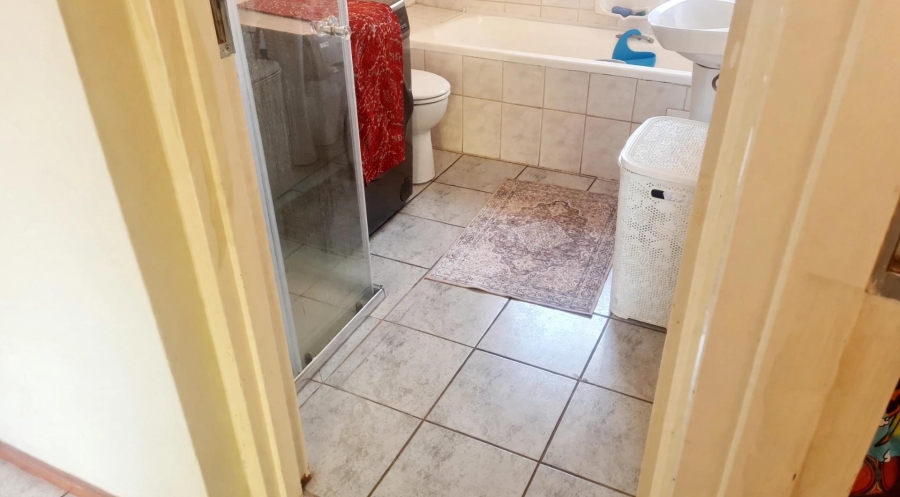 2 Bedroom Property for Sale in Die Hoewes Gauteng