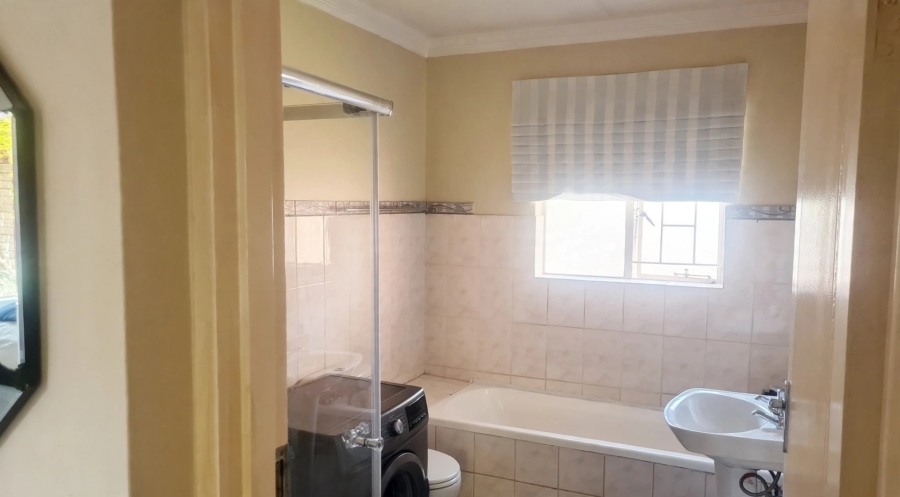 2 Bedroom Property for Sale in Die Hoewes Gauteng