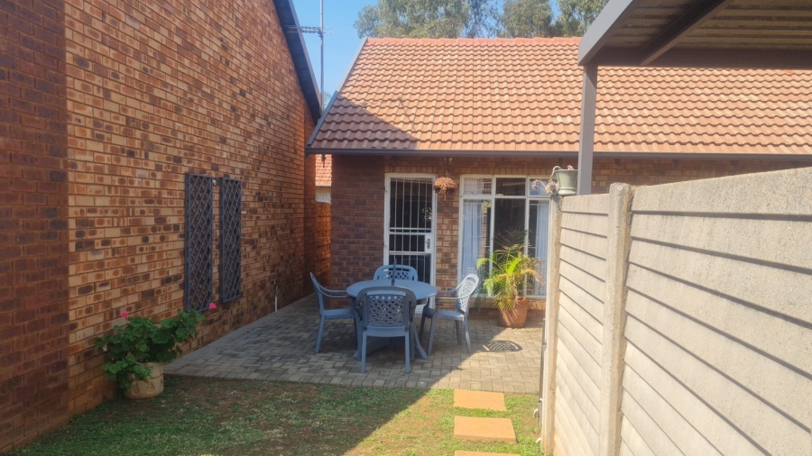 2 Bedroom Property for Sale in Die Hoewes Gauteng