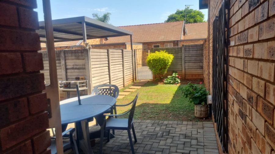 2 Bedroom Property for Sale in Die Hoewes Gauteng
