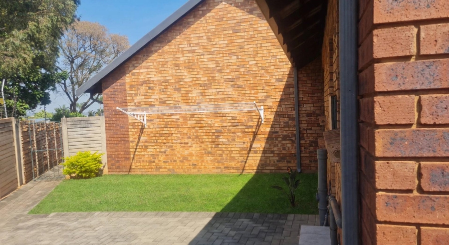 2 Bedroom Property for Sale in Die Hoewes Gauteng