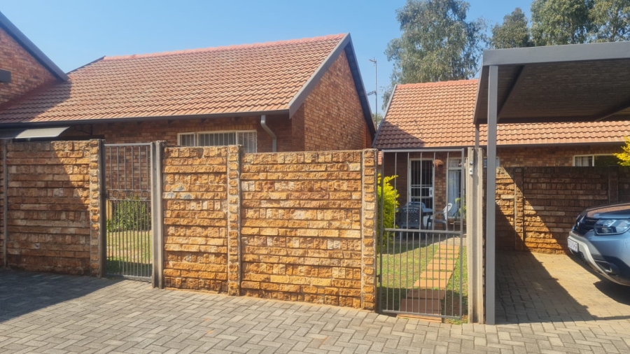 2 Bedroom Property for Sale in Die Hoewes Gauteng