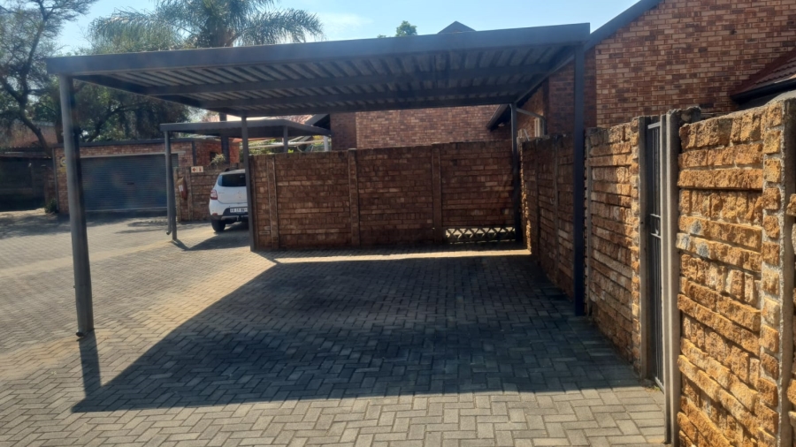 2 Bedroom Property for Sale in Die Hoewes Gauteng