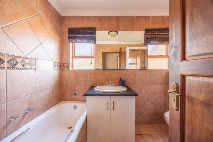 3 Bedroom Property for Sale in Faerie Glen Gauteng