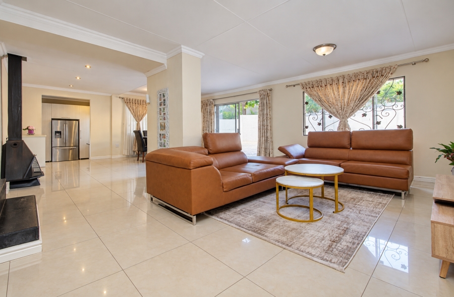 4 Bedroom Property for Sale in Wilgeheuwel Gauteng