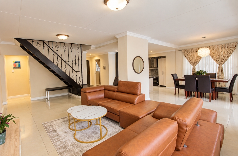 4 Bedroom Property for Sale in Wilgeheuwel Gauteng