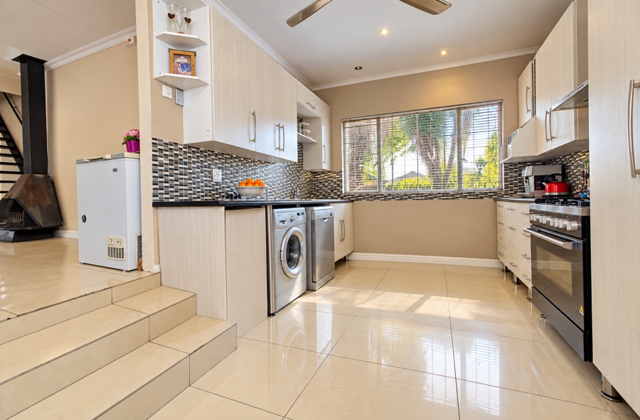 4 Bedroom Property for Sale in Wilgeheuwel Gauteng