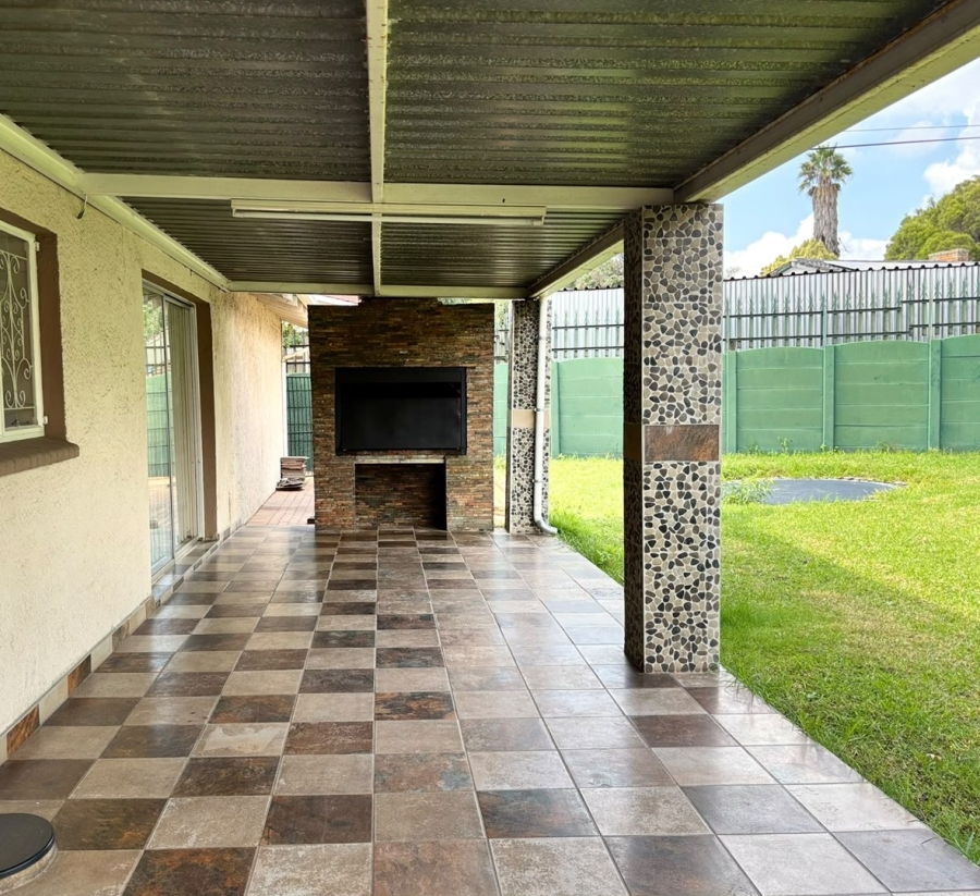 To Let 4 Bedroom Property for Rent in Allen Grove Gauteng