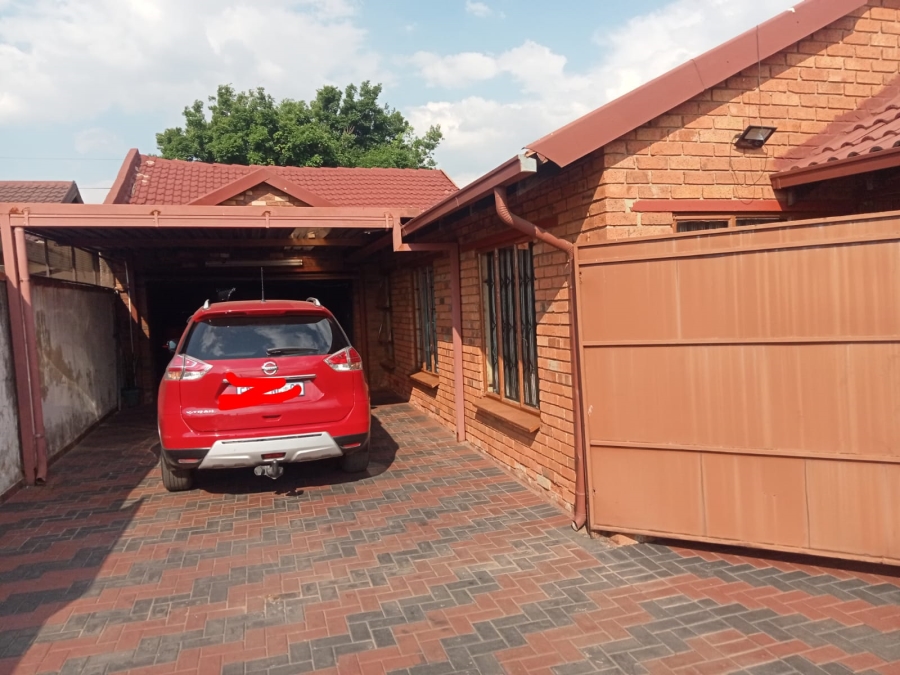 3 Bedroom Property for Sale in Ponong Gauteng