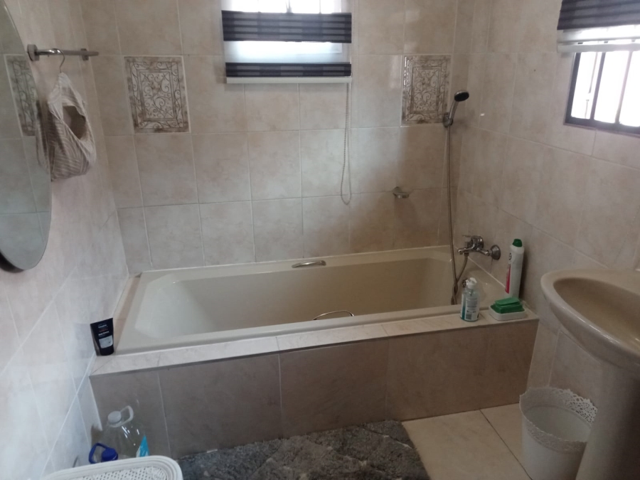 3 Bedroom Property for Sale in Ponong Gauteng