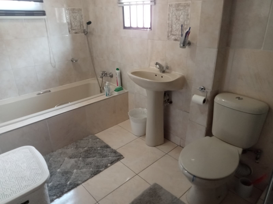 3 Bedroom Property for Sale in Ponong Gauteng