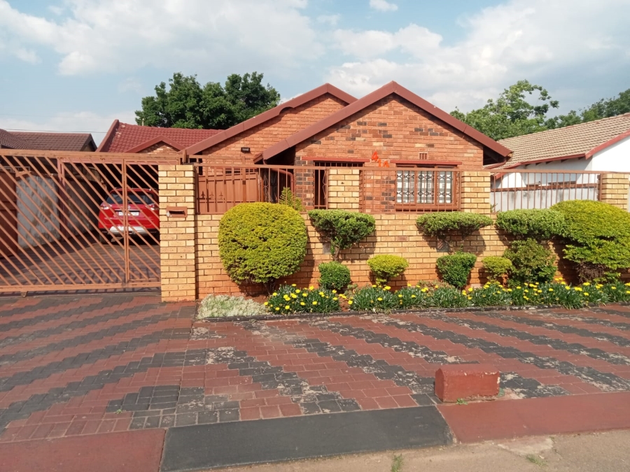 3 Bedroom Property for Sale in Ponong Gauteng