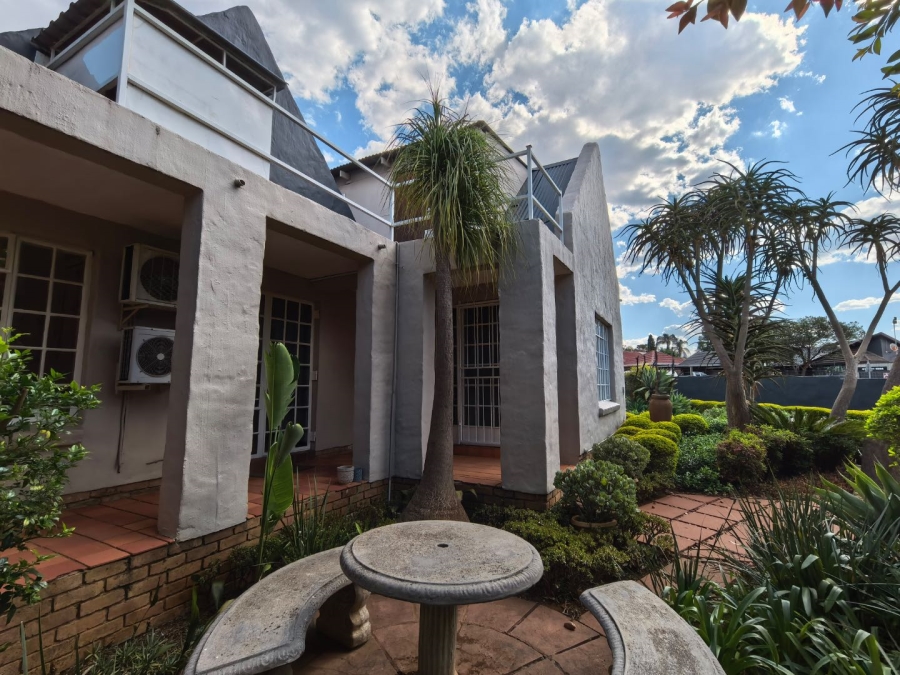 5 Bedroom Property for Sale in Faerie Glen Gauteng