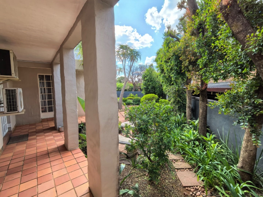 5 Bedroom Property for Sale in Faerie Glen Gauteng