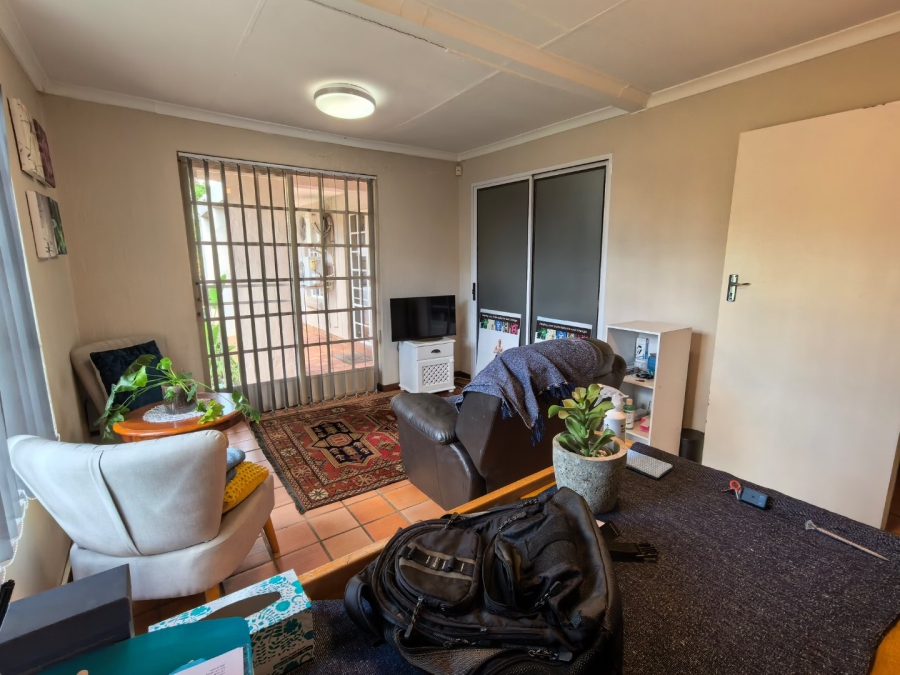 5 Bedroom Property for Sale in Faerie Glen Gauteng