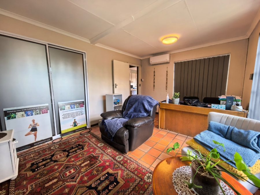 5 Bedroom Property for Sale in Faerie Glen Gauteng