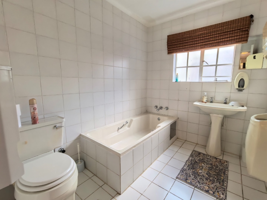 5 Bedroom Property for Sale in Faerie Glen Gauteng