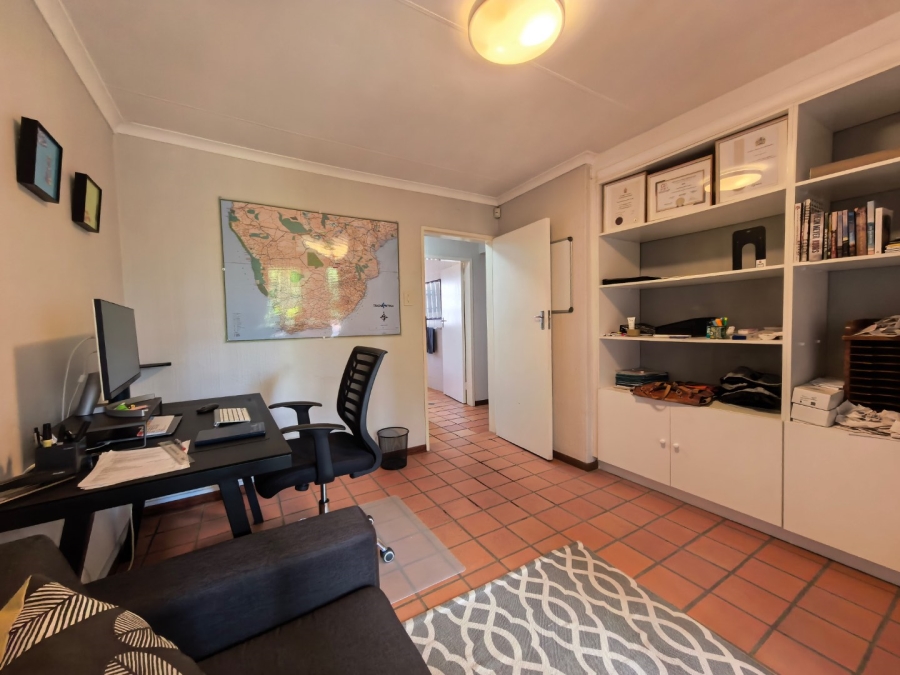 5 Bedroom Property for Sale in Faerie Glen Gauteng