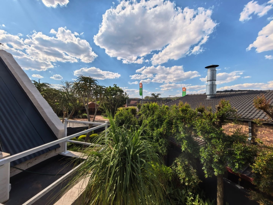 5 Bedroom Property for Sale in Faerie Glen Gauteng