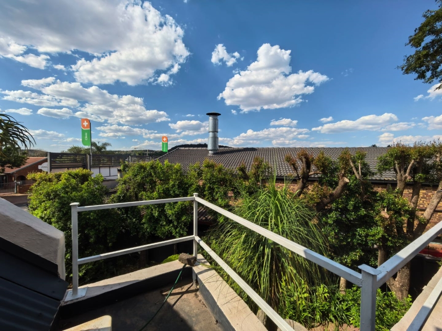 5 Bedroom Property for Sale in Faerie Glen Gauteng