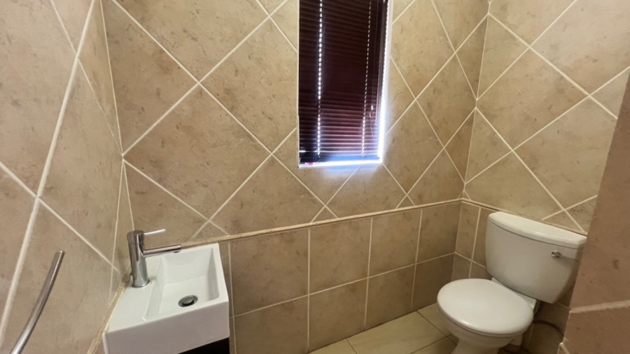 5 Bedroom Property for Sale in Aspen Hills Gauteng