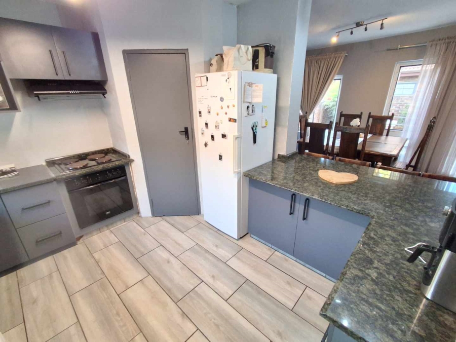 3 Bedroom Property for Sale in Die Hoewes Gauteng