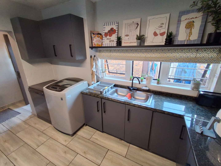3 Bedroom Property for Sale in Die Hoewes Gauteng