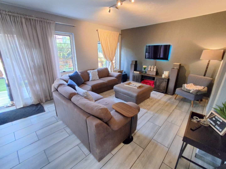 3 Bedroom Property for Sale in Die Hoewes Gauteng
