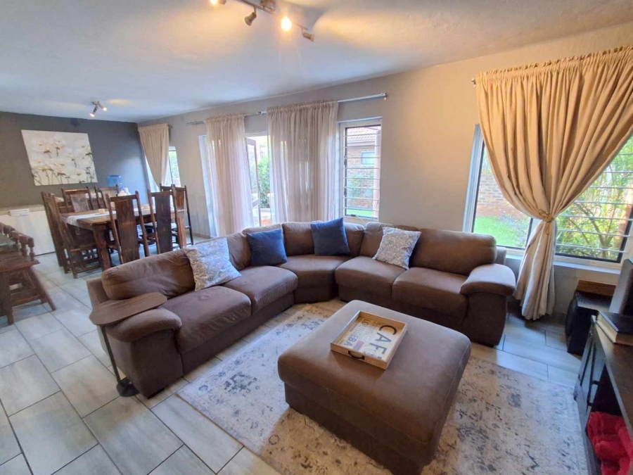 3 Bedroom Property for Sale in Die Hoewes Gauteng
