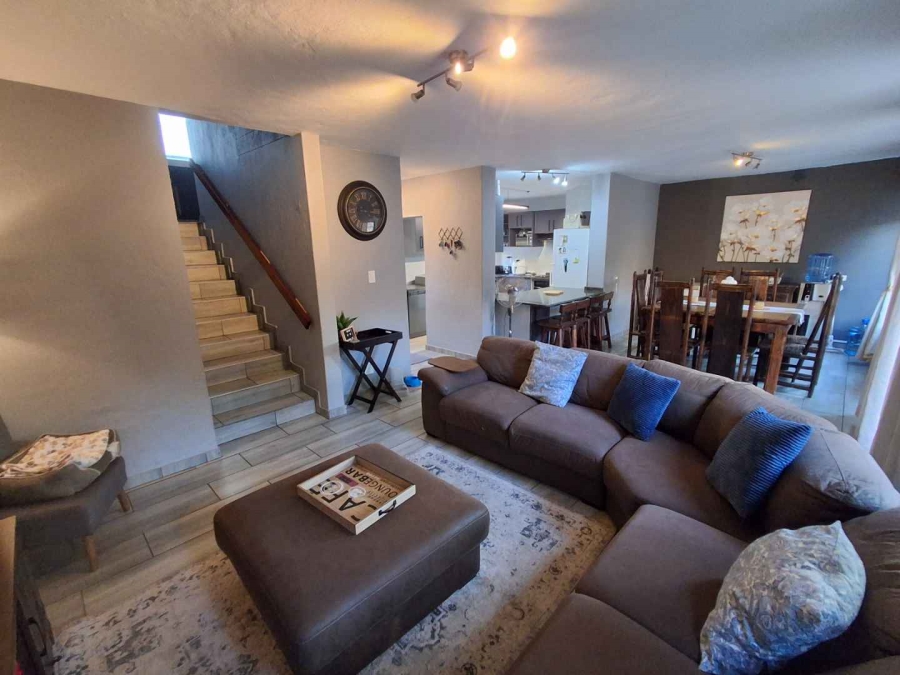 3 Bedroom Property for Sale in Die Hoewes Gauteng