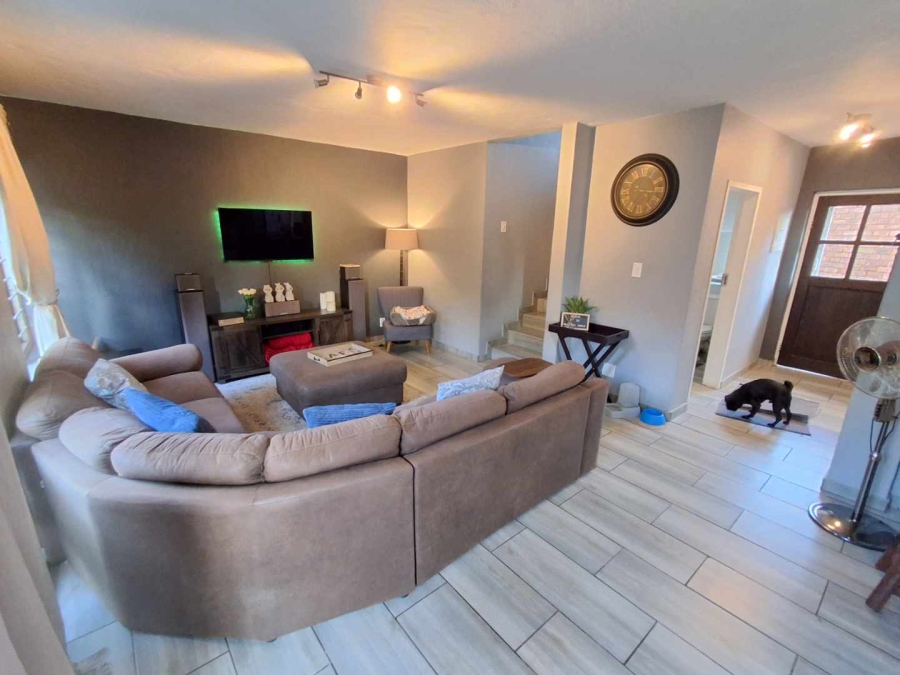 3 Bedroom Property for Sale in Die Hoewes Gauteng
