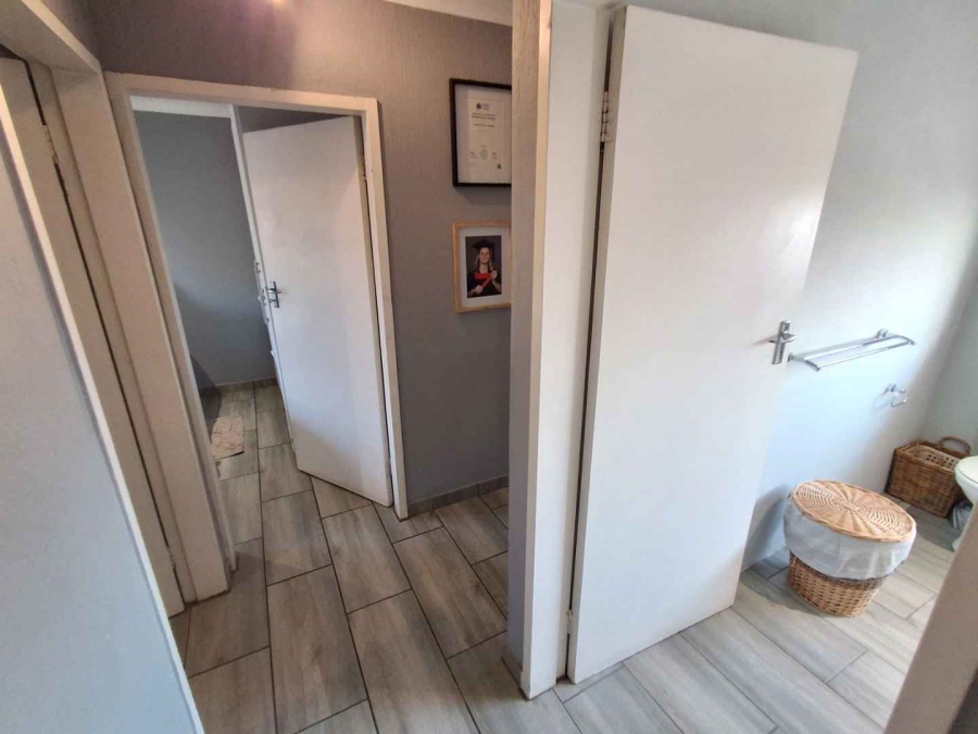 3 Bedroom Property for Sale in Die Hoewes Gauteng