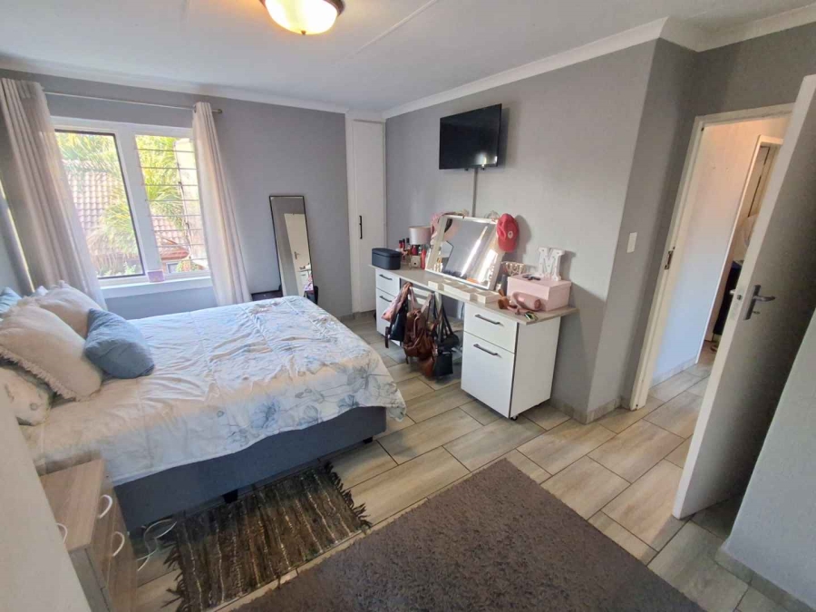 3 Bedroom Property for Sale in Die Hoewes Gauteng