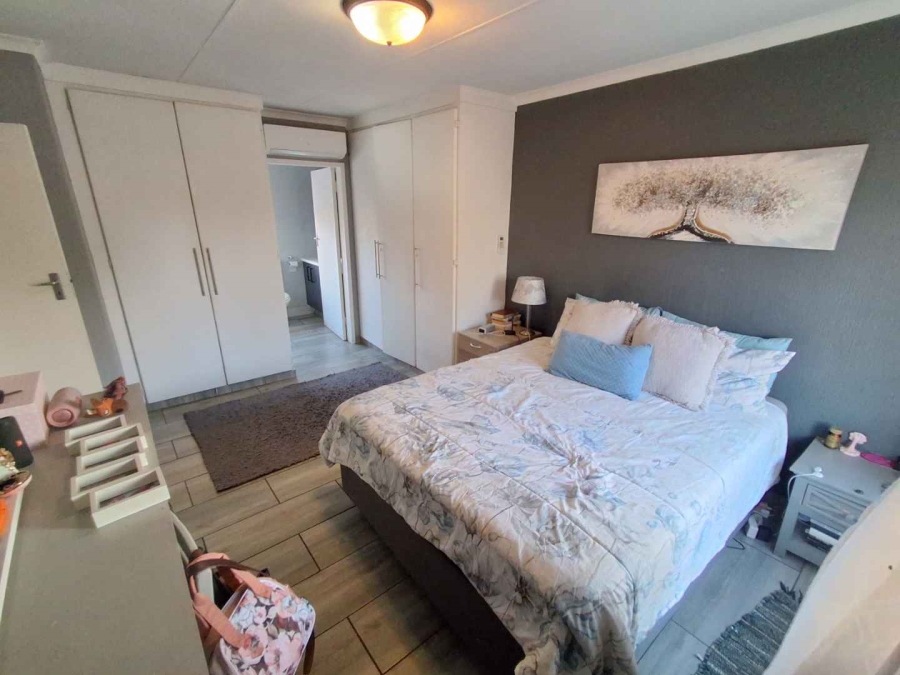 3 Bedroom Property for Sale in Die Hoewes Gauteng