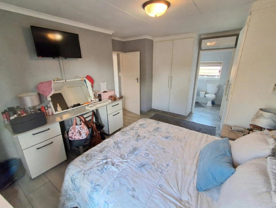 3 Bedroom Property for Sale in Die Hoewes Gauteng
