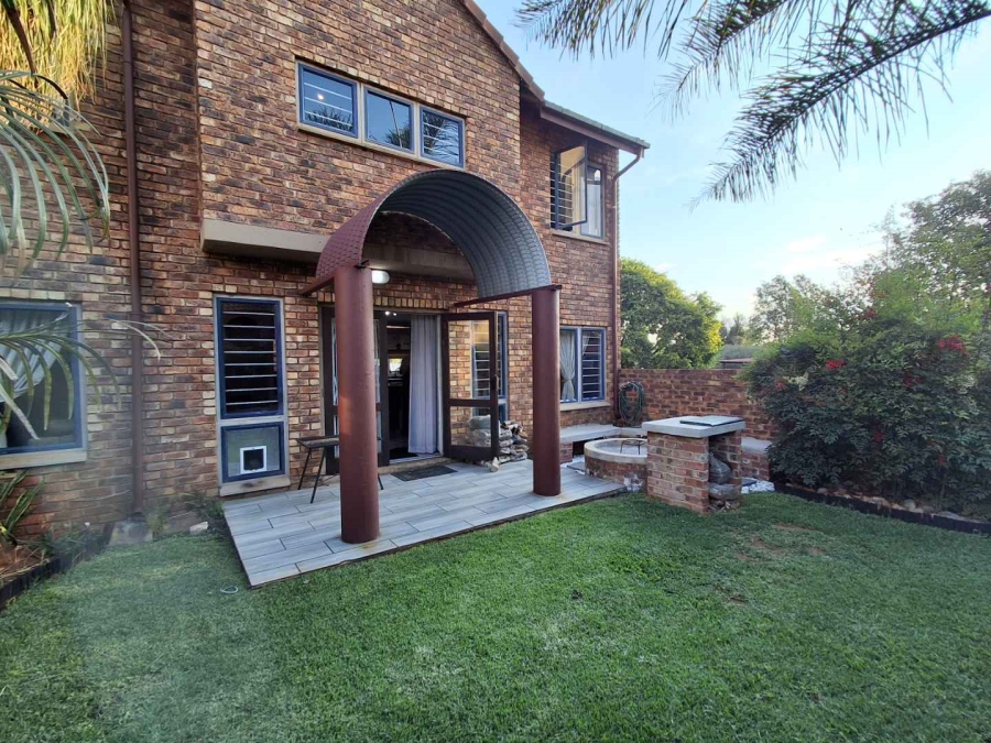 3 Bedroom Property for Sale in Die Hoewes Gauteng