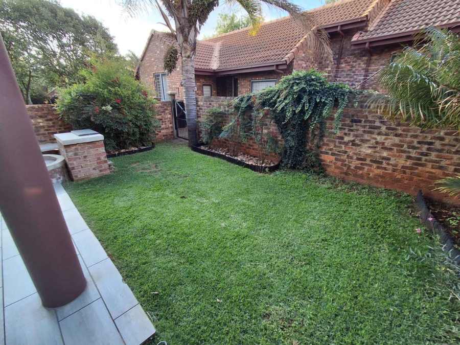 3 Bedroom Property for Sale in Die Hoewes Gauteng