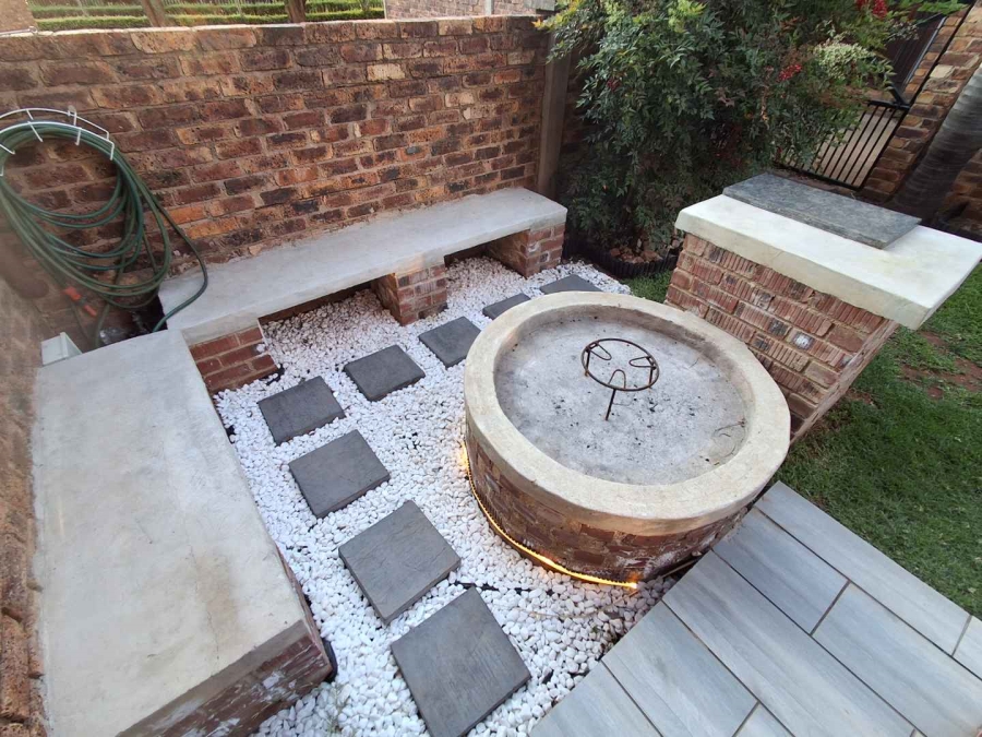 3 Bedroom Property for Sale in Die Hoewes Gauteng