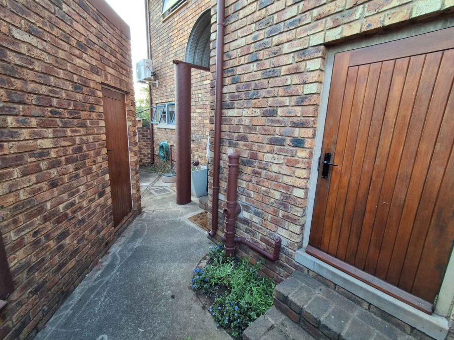 3 Bedroom Property for Sale in Die Hoewes Gauteng