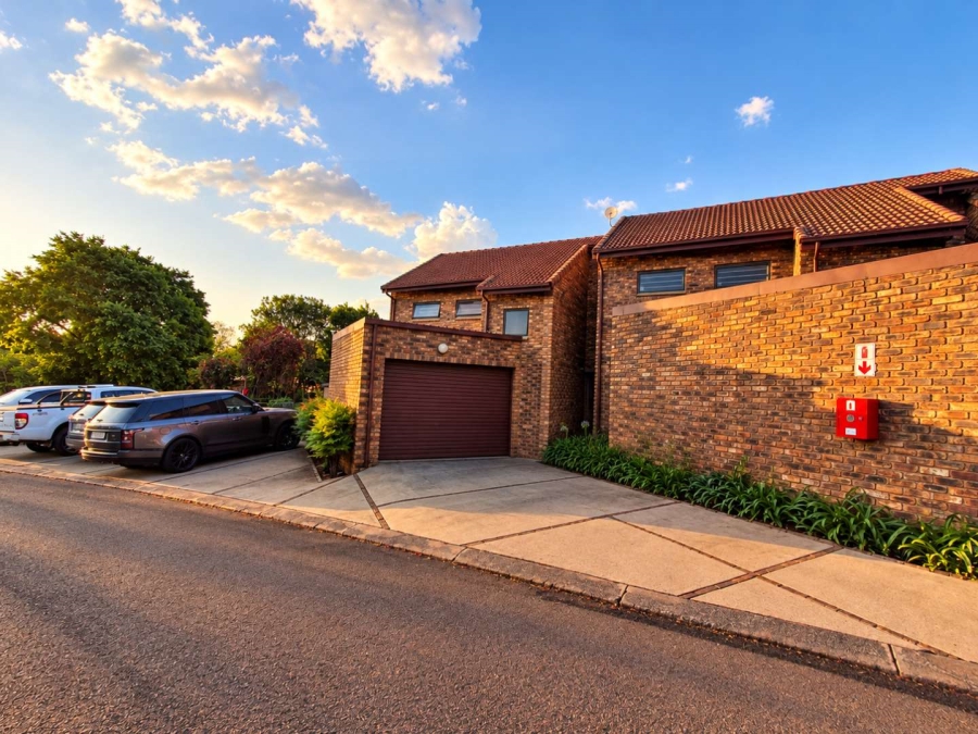 3 Bedroom Property for Sale in Die Hoewes Gauteng