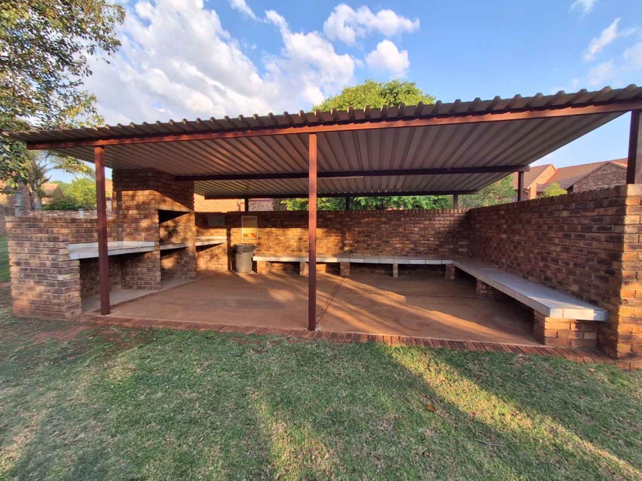 3 Bedroom Property for Sale in Die Hoewes Gauteng