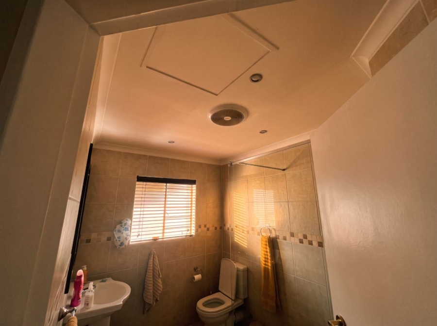 To Let 2 Bedroom Property for Rent in Sonneglans Gauteng