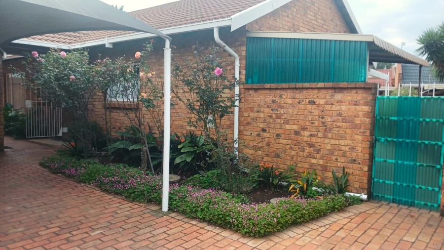 To Let 3 Bedroom Property for Rent in Beyerspark Gauteng