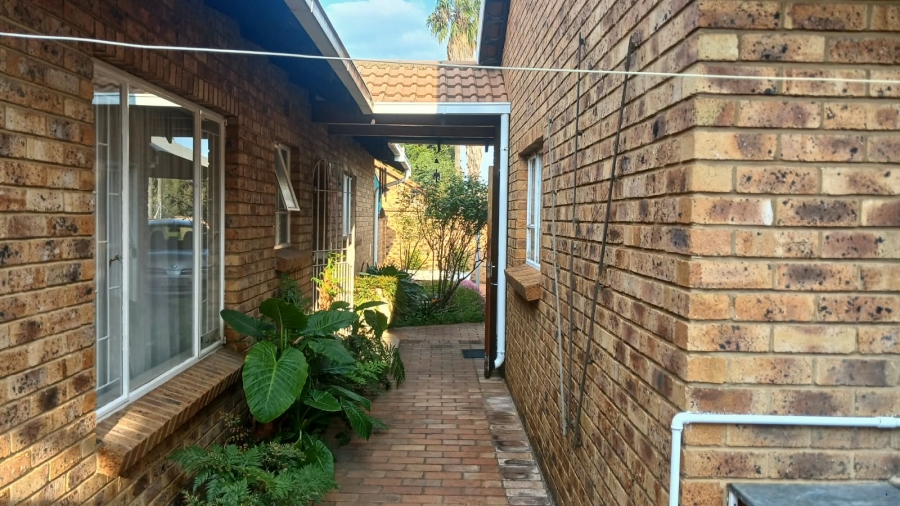 To Let 3 Bedroom Property for Rent in Beyerspark Gauteng